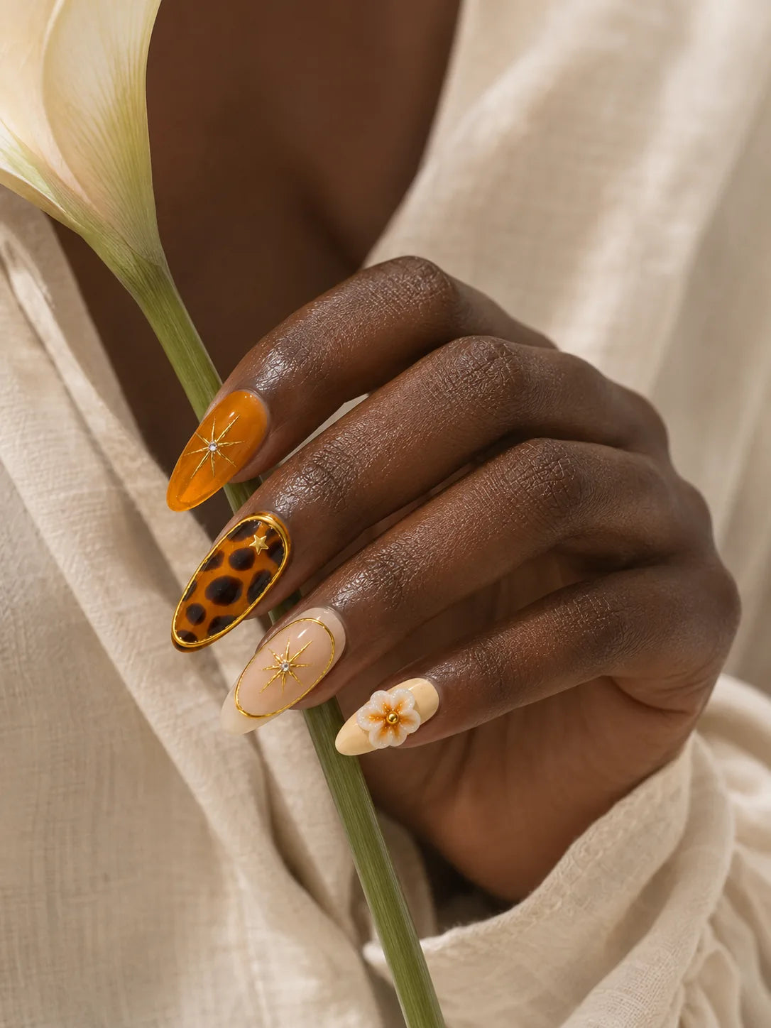 Amber Starburst - Tortoiseshell Gold Press-On Nails - life1