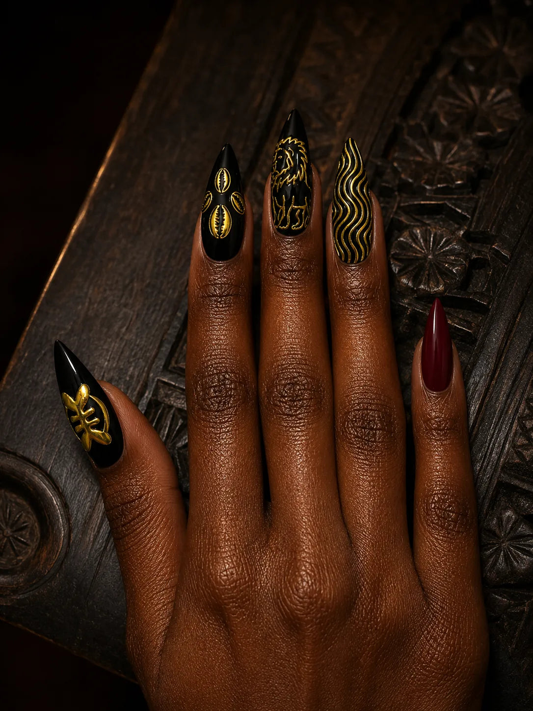 Lion Cowrie - Gold Relief Black Press-On Nails - hand1